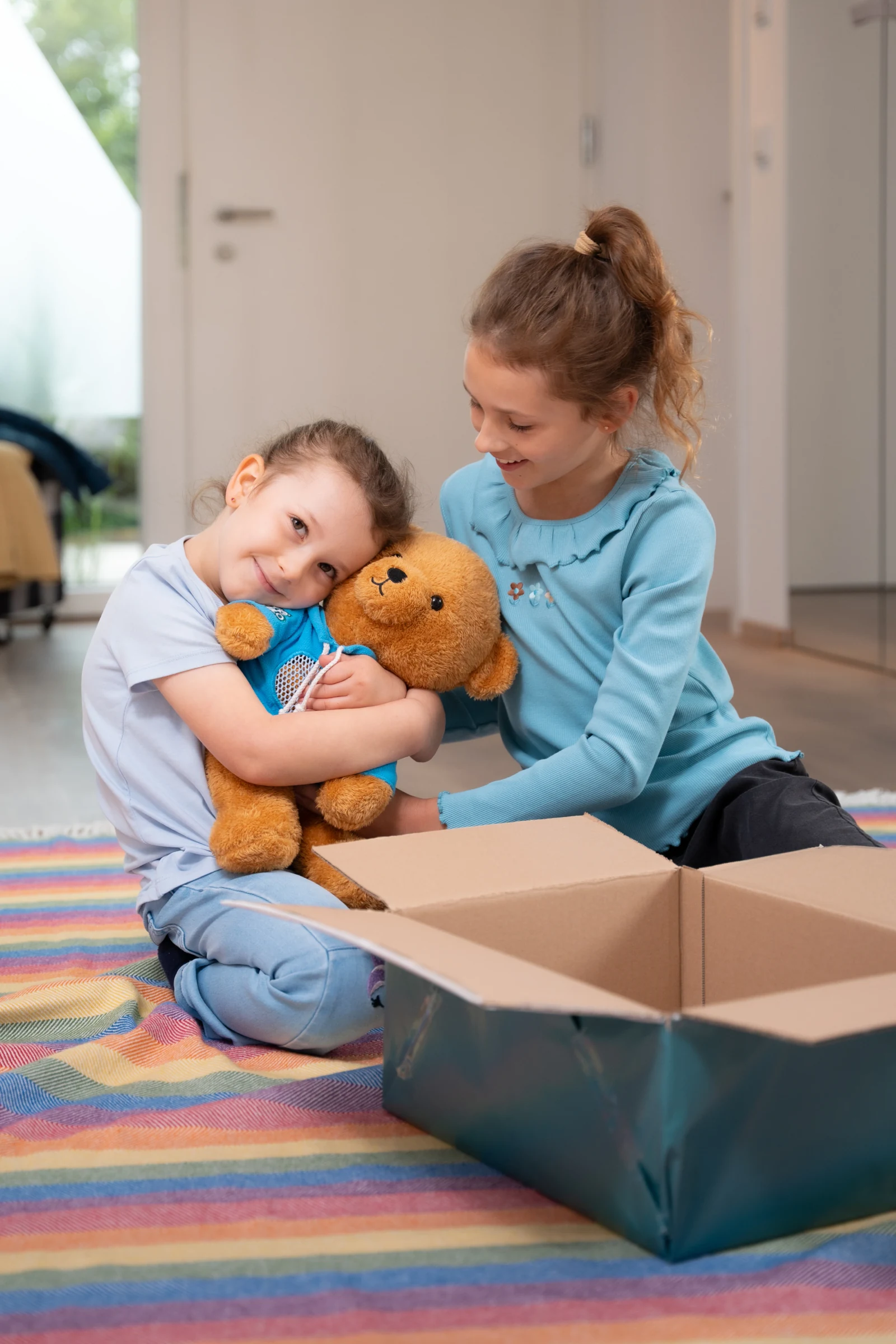 Milo, der Kuschelteddy, im Wohnzimmer